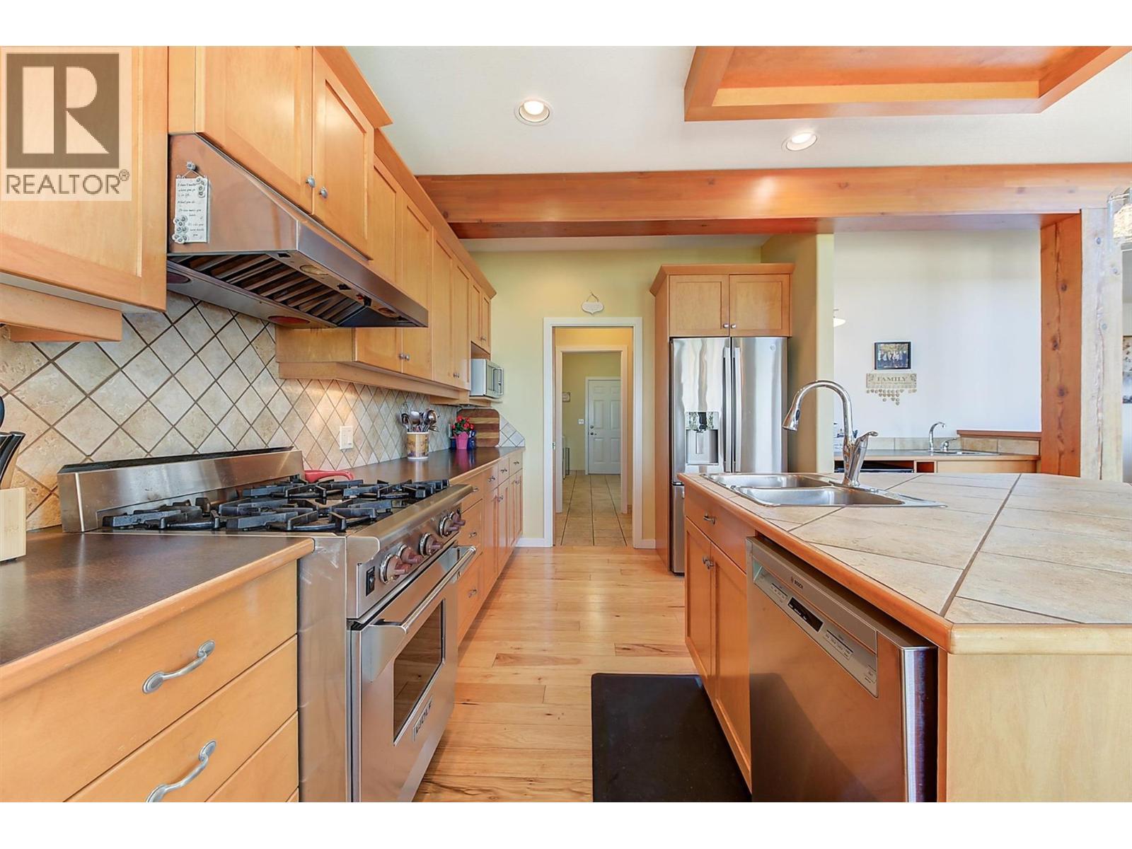 755 South Crest Drive, Kelowna, BC - Indoor Photo Showing Kitchen With Double Sink With Upgraded Kitchen