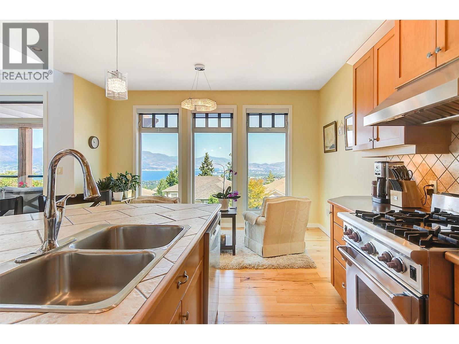 755 South Crest Drive, Kelowna, BC - Indoor Photo Showing Kitchen With Double Sink