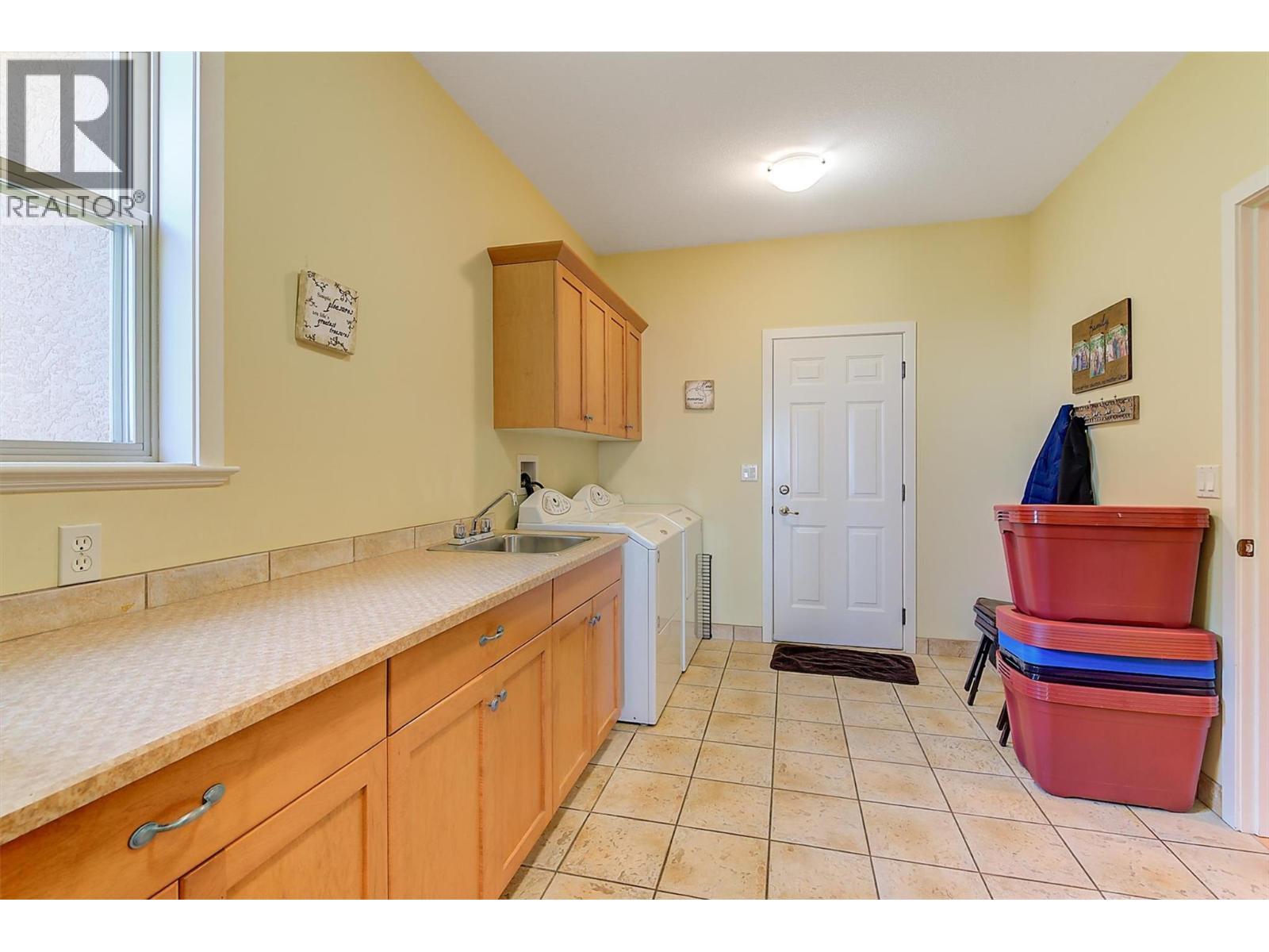 755 South Crest Drive, Kelowna, BC - Indoor Photo Showing Laundry Room