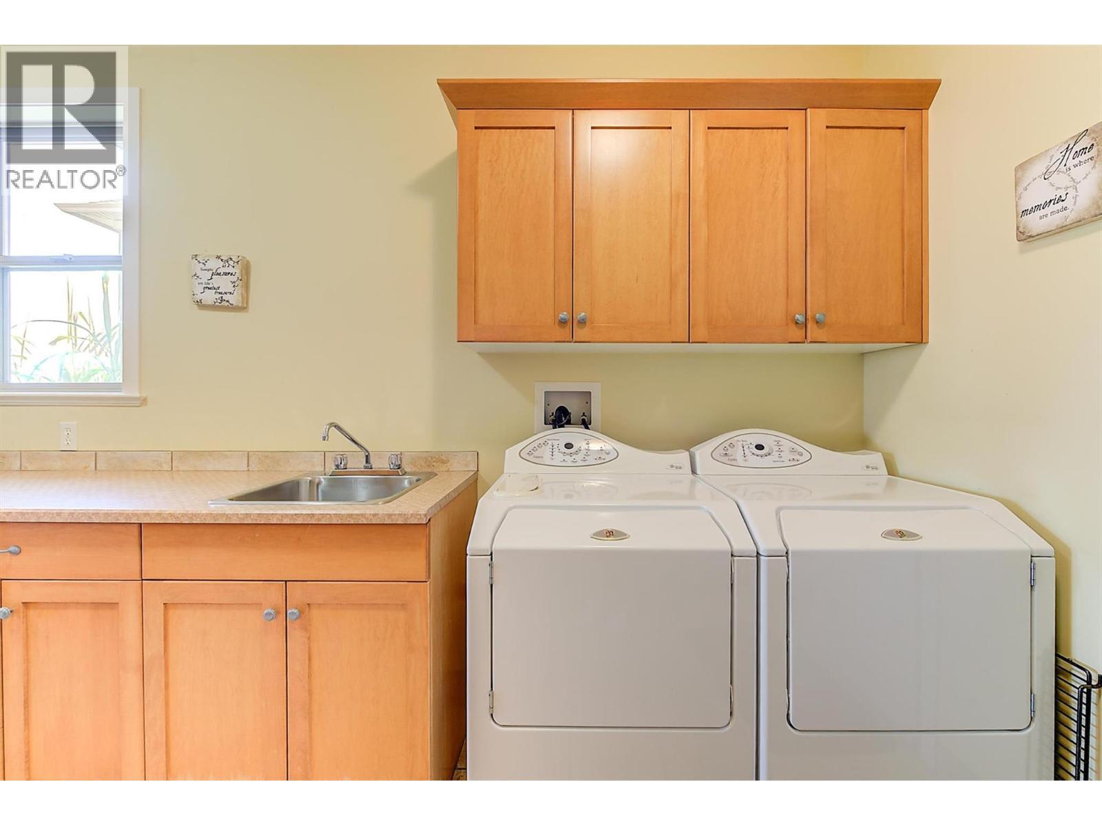 755 South Crest Drive, Kelowna, BC - Indoor Photo Showing Laundry Room