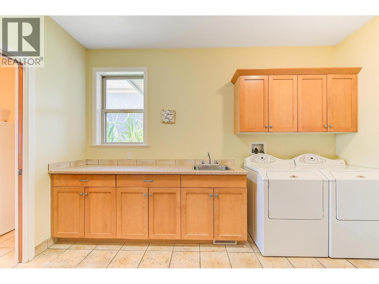 755 South Crest Drive, Kelowna, BC - Indoor Photo Showing Laundry Room