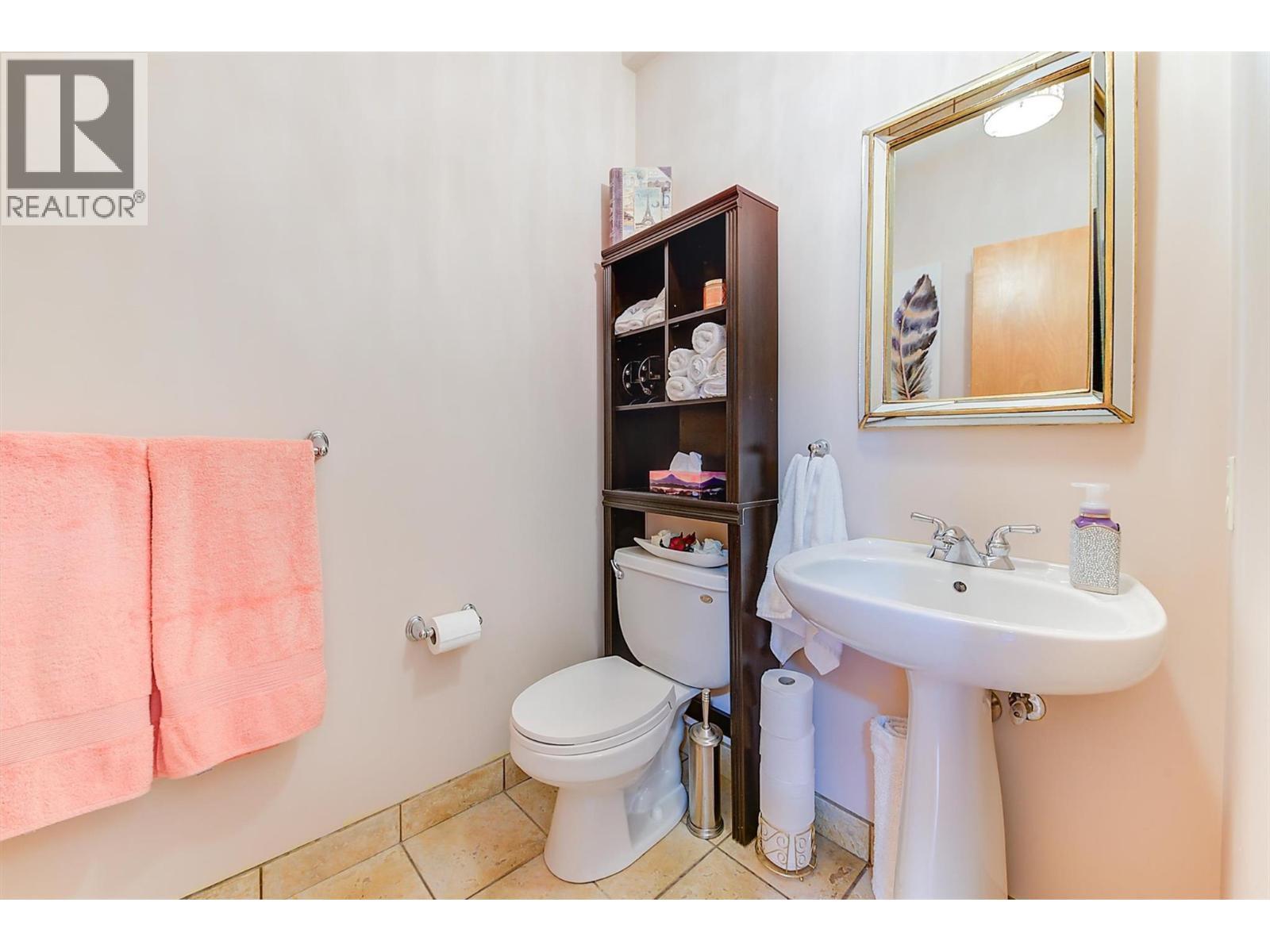 755 South Crest Drive, Kelowna, BC - Indoor Photo Showing Bathroom