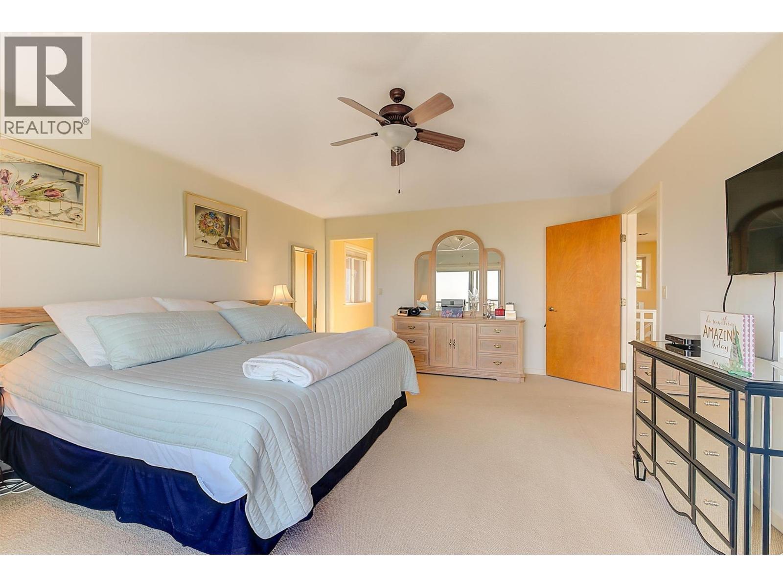 755 South Crest Drive, Kelowna, BC - Indoor Photo Showing Bedroom