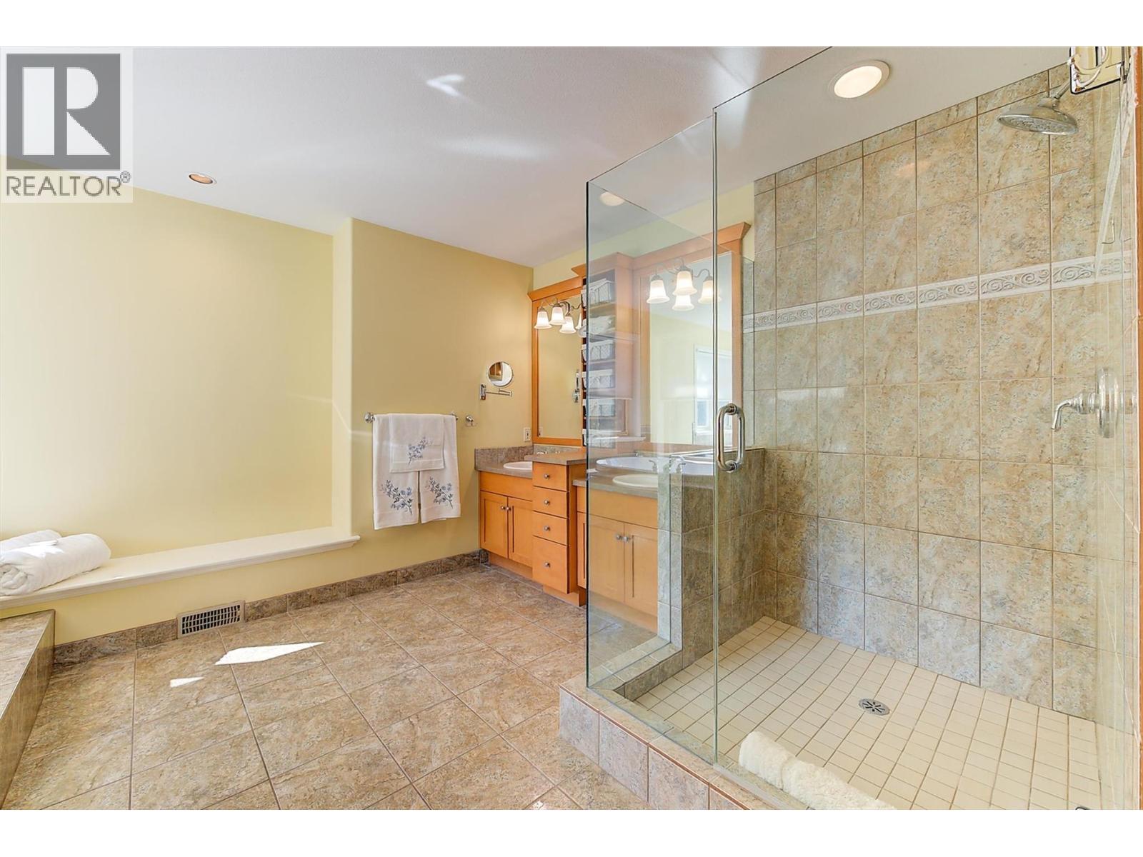 755 South Crest Drive, Kelowna, BC - Indoor Photo Showing Bathroom