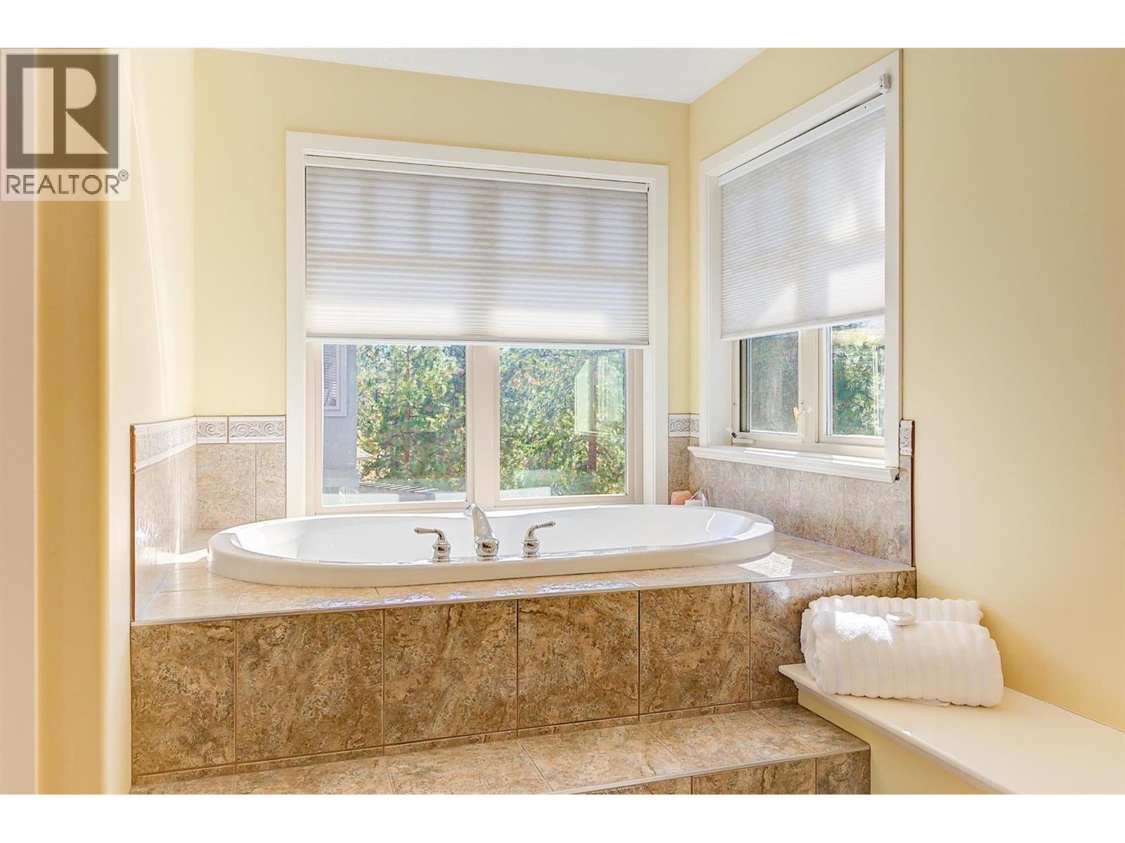 755 South Crest Drive, Kelowna, BC - Indoor Photo Showing Bathroom