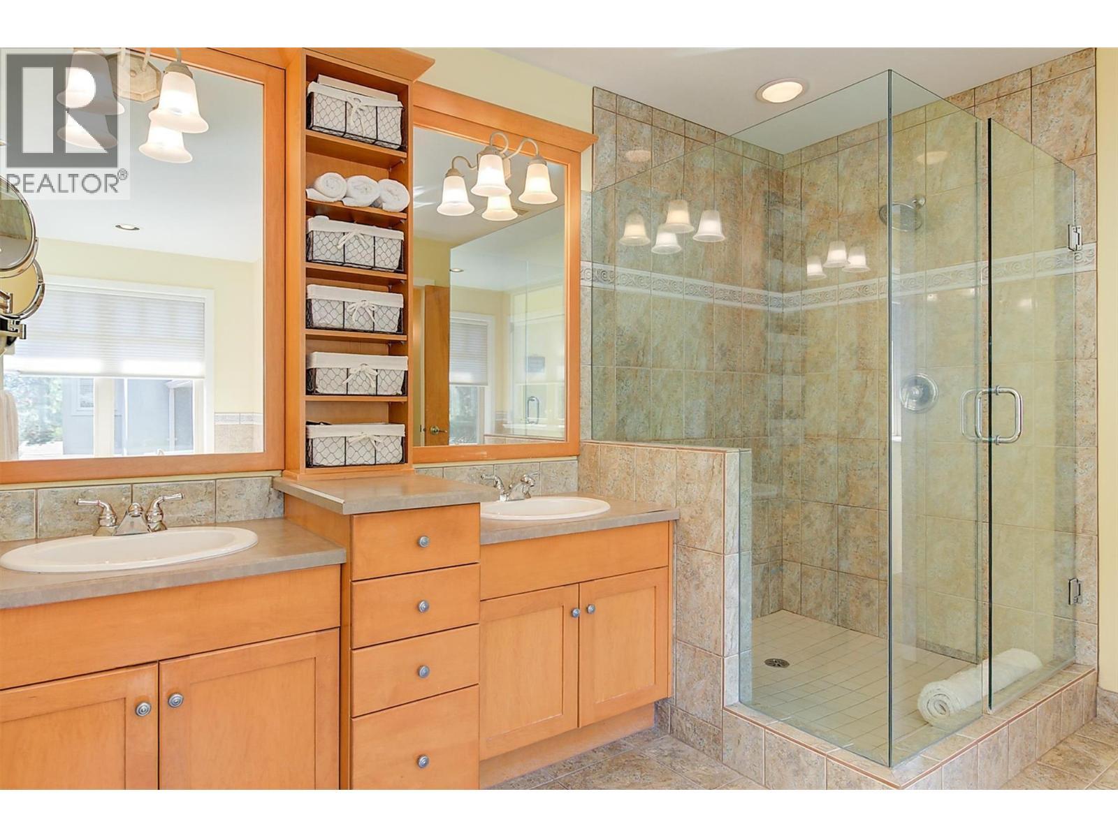 755 South Crest Drive, Kelowna, BC - Indoor Photo Showing Bathroom