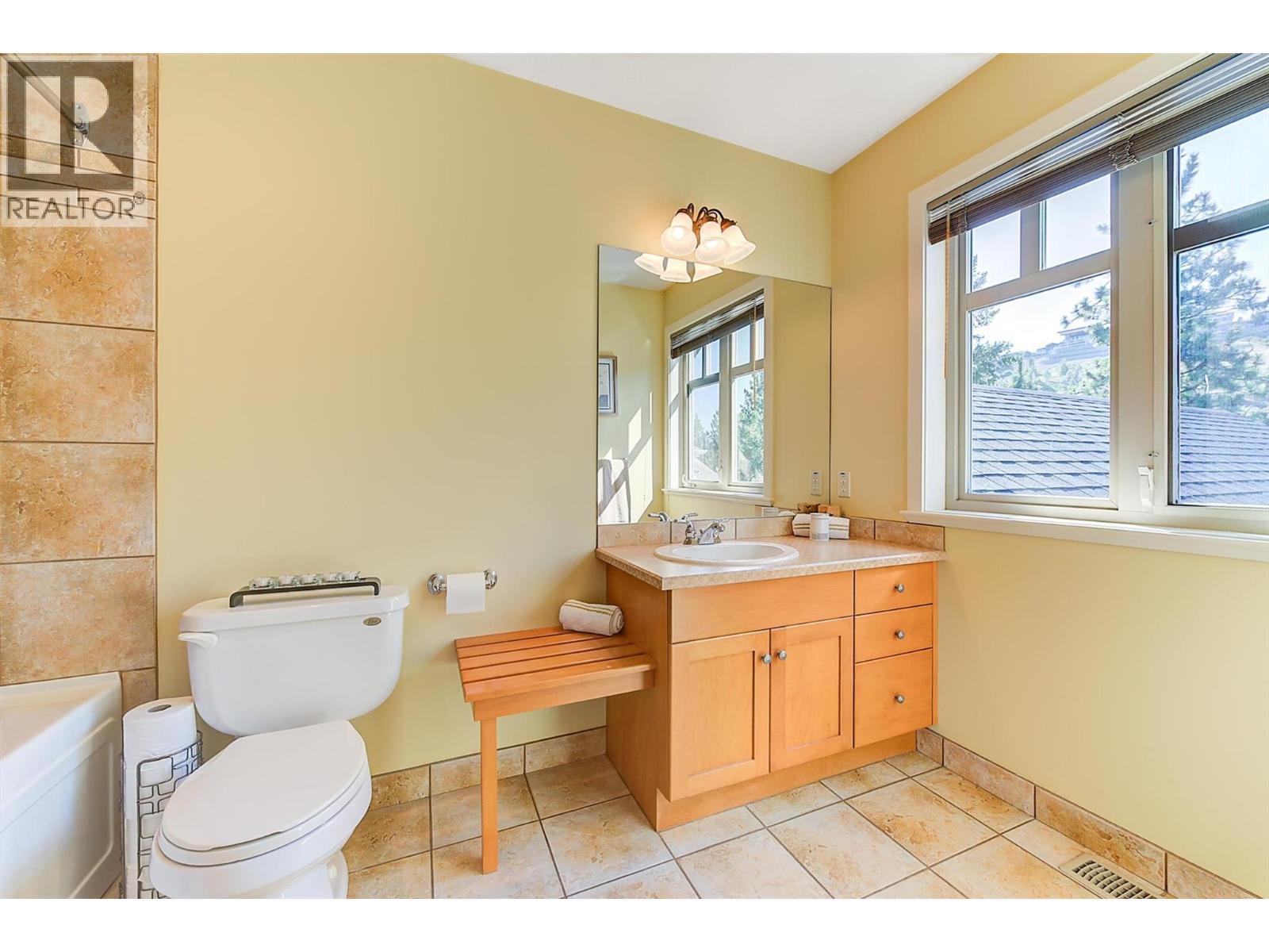 755 South Crest Drive, Kelowna, BC - Indoor Photo Showing Bathroom