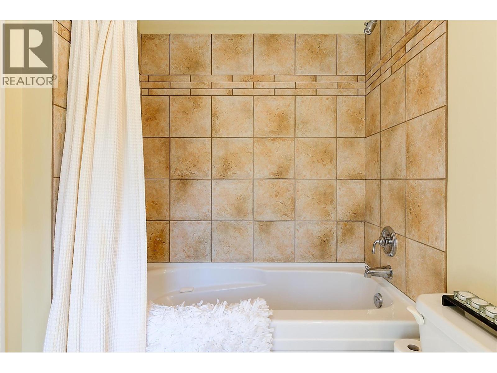 755 South Crest Drive, Kelowna, BC - Indoor Photo Showing Bathroom