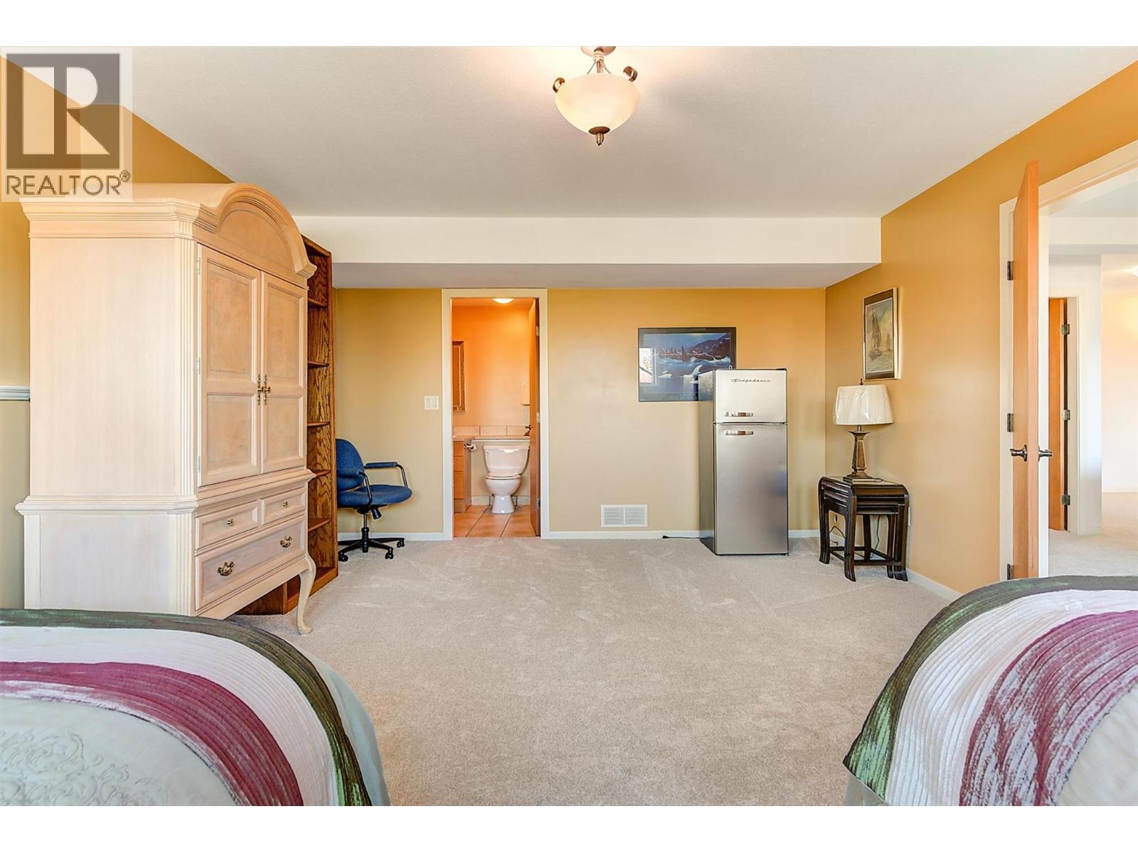 755 South Crest Drive, Kelowna, BC - Indoor Photo Showing Bedroom