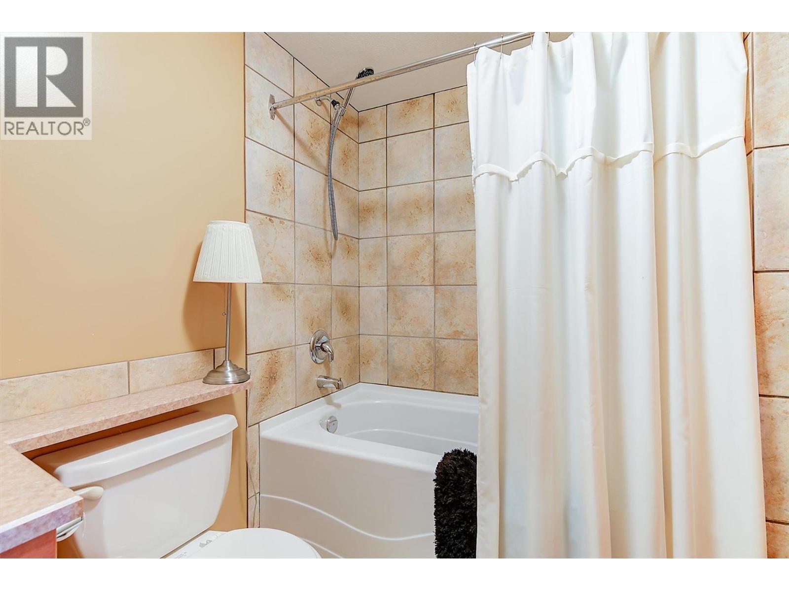 755 South Crest Drive, Kelowna, BC - Indoor Photo Showing Bathroom