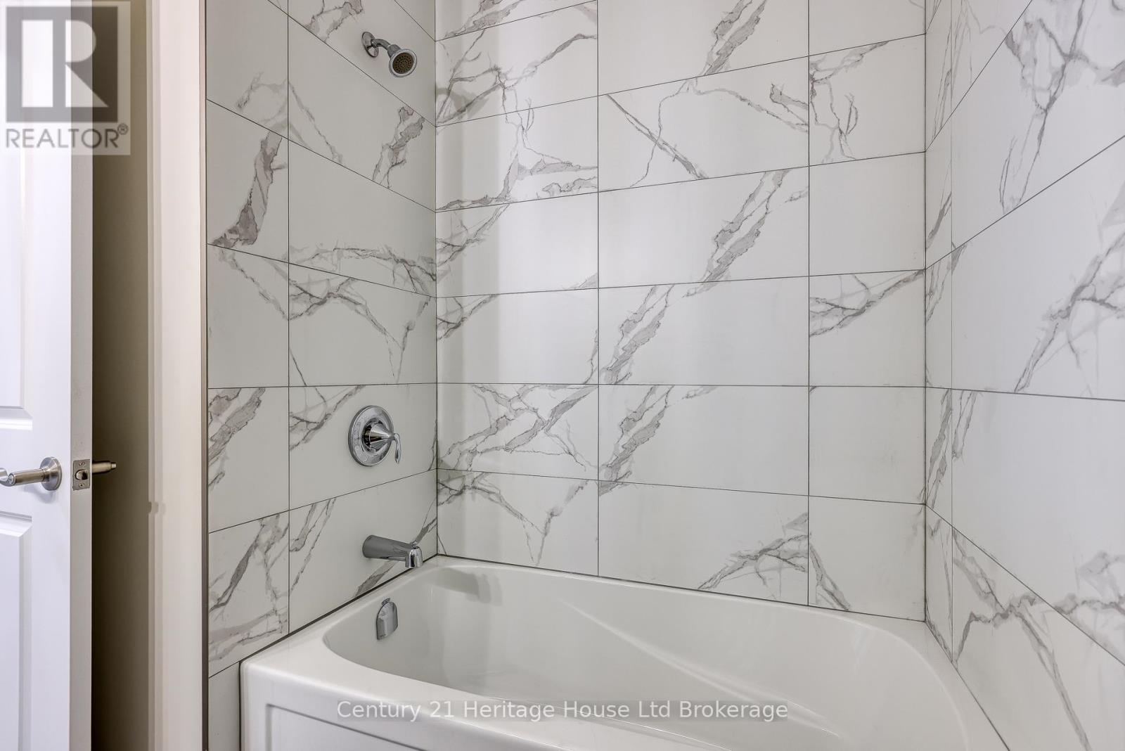 14 - 19 Anderson Street, Woodstock (Woodstock - South), ON - Indoor Photo Showing Bathroom