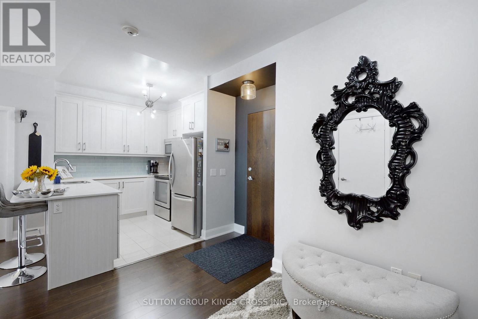 201 - 2470 Prince Michael Drive, Oakville, ON - Indoor Photo Showing Kitchen