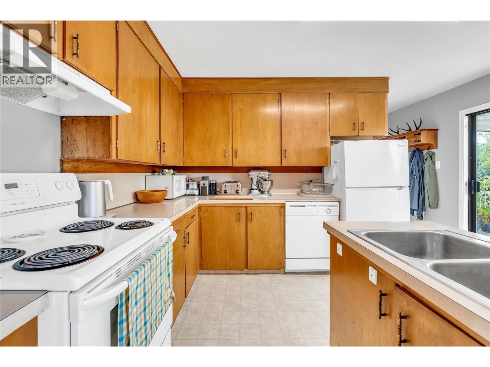 1467 Manitoba Street, Penticton, BC - Indoor Photo Showing Kitchen With Double Sink