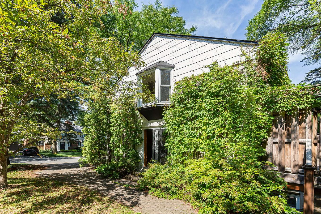 Garden - 84 Av. Dobie, Mont-Royal, QC - Outdoor