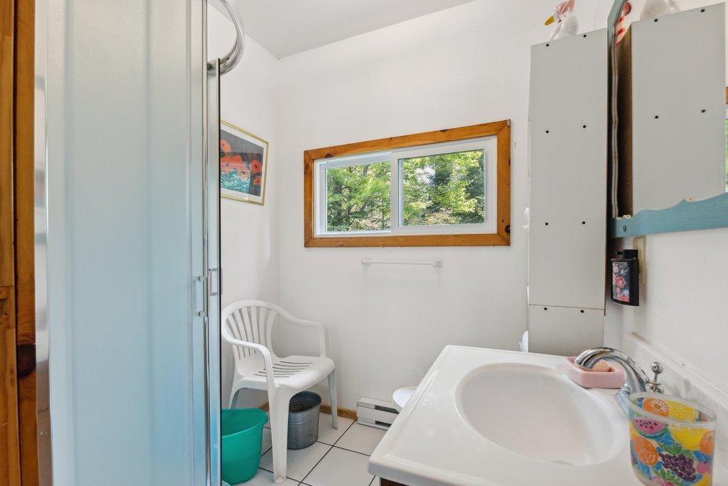 Salle de bains - 11 Ch. Lakeview, Alleyn-Et-Cawood, QC - Indoor Photo Showing Bathroom