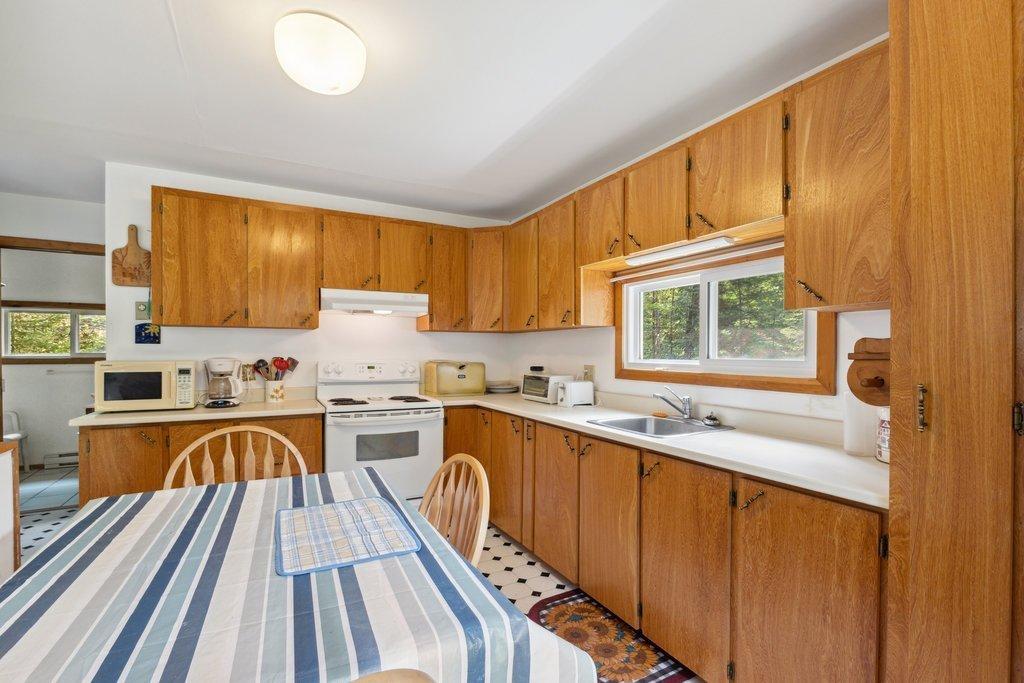 Cuisine - 11 Ch. Lakeview, Alleyn-Et-Cawood, QC - Indoor Photo Showing Kitchen