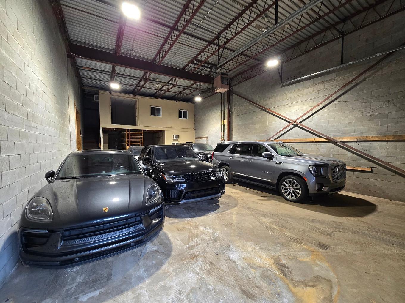 Warehouse - 1537 Desserte Nord Laval (A-440) O., Laval (Chomedey), QC - Indoor Photo Showing Garage