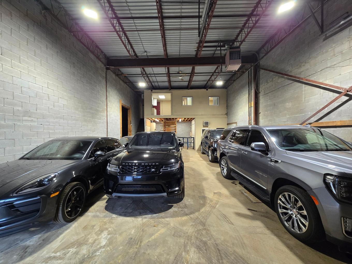 Warehouse - 1537 Desserte Nord Laval (A-440) O., Laval (Chomedey), QC - Indoor Photo Showing Garage