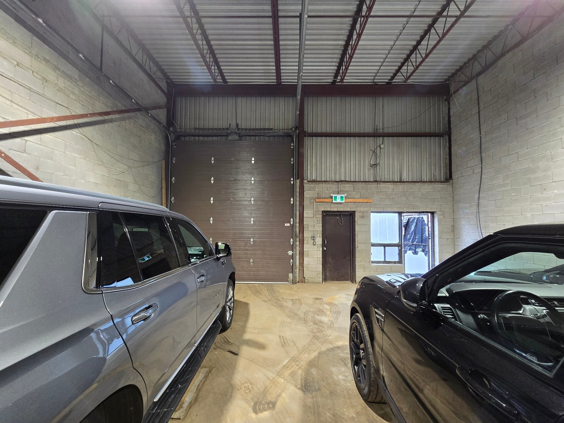 Warehouse - 1537 Desserte Nord Laval (A-440) O., Laval (Chomedey), QC - Indoor Photo Showing Garage