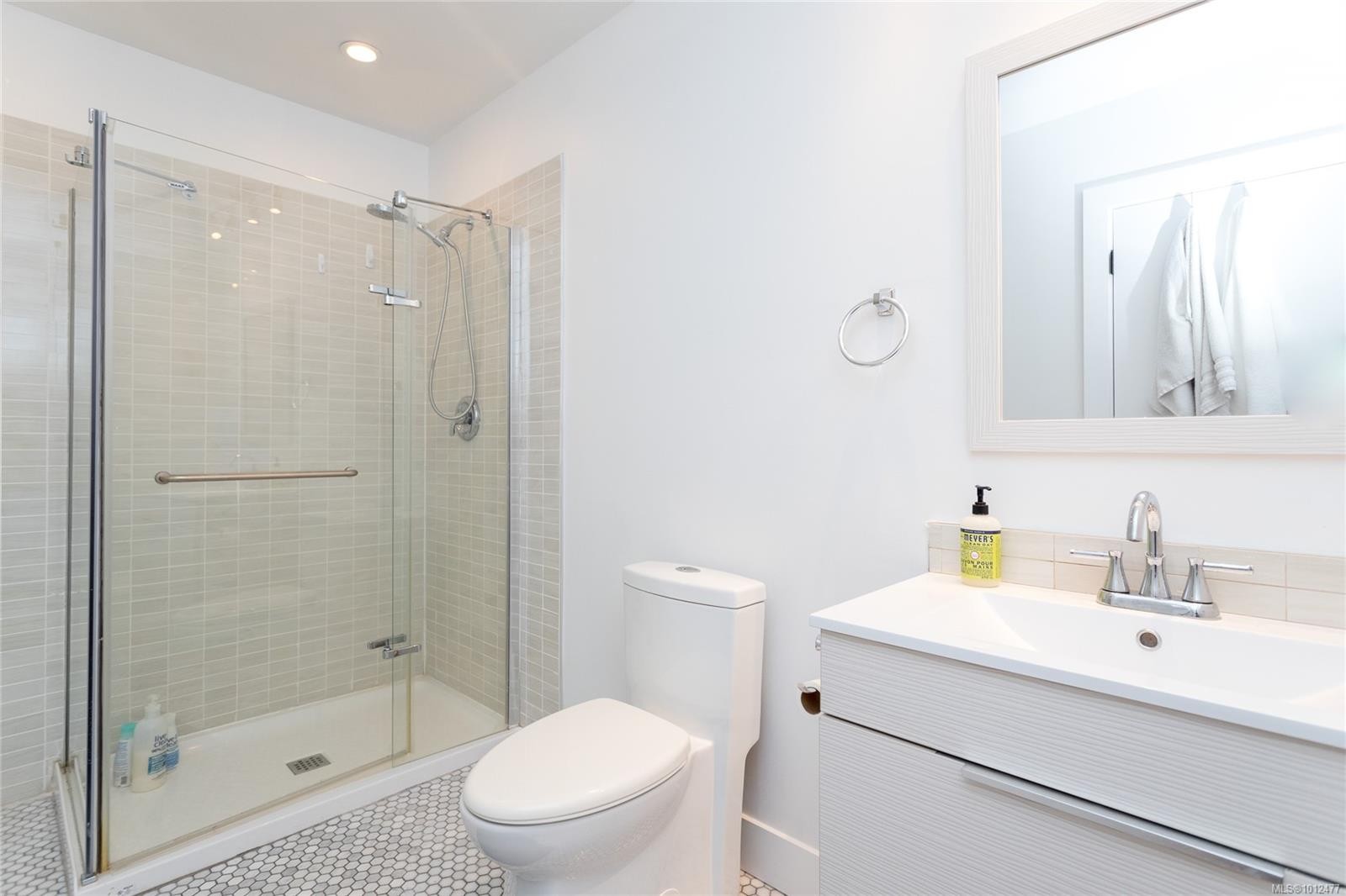 109-2829 Arbutus Rd, Saanich, BC