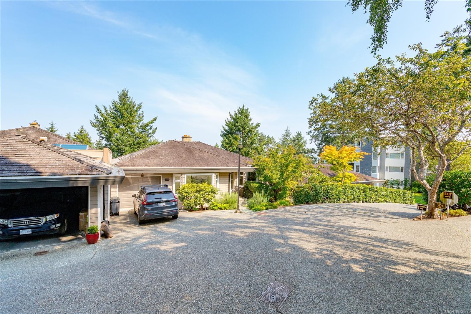 109-2829 Arbutus Rd, Saanich, BC