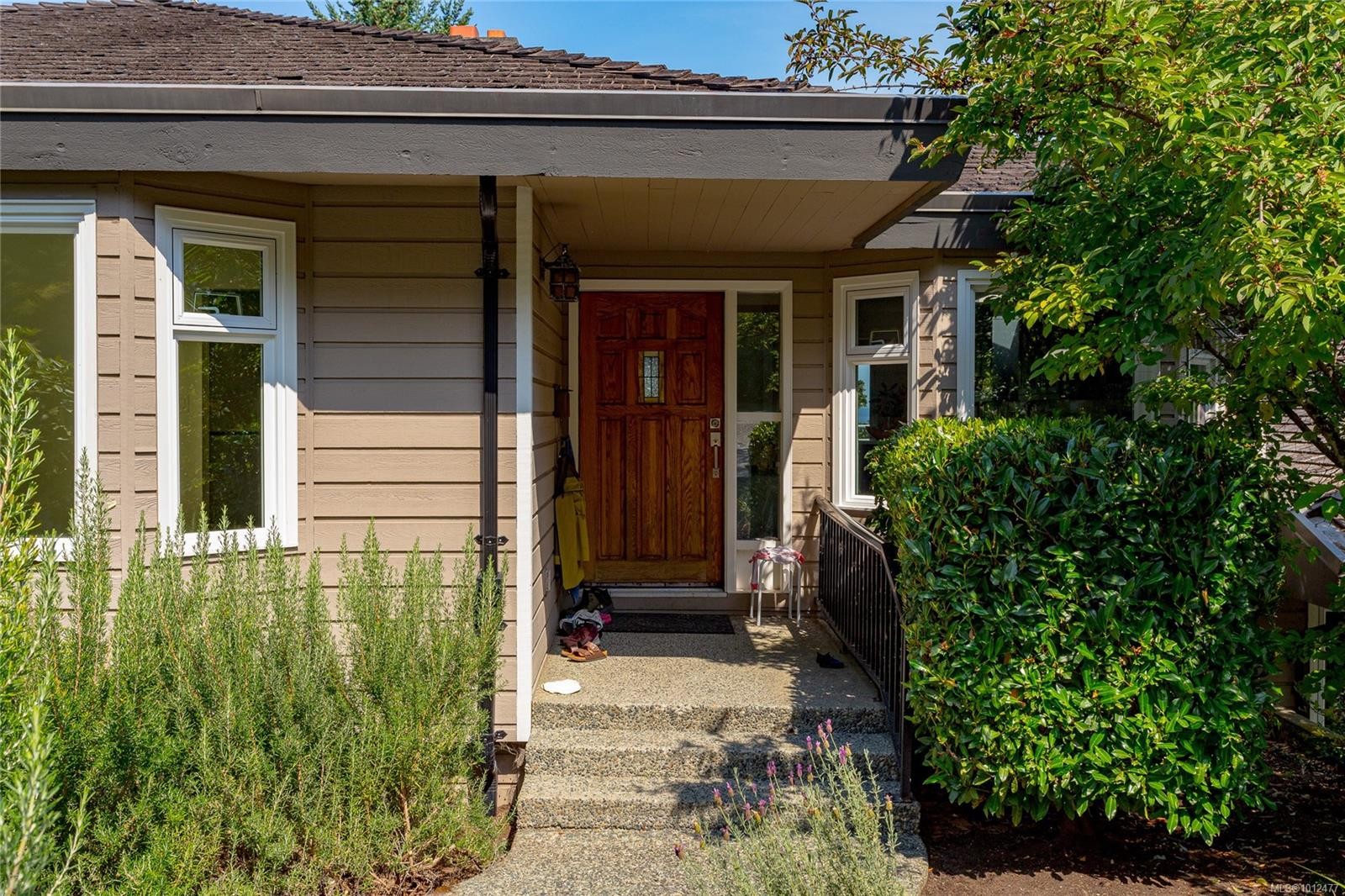 109-2829 Arbutus Rd, Saanich, BC