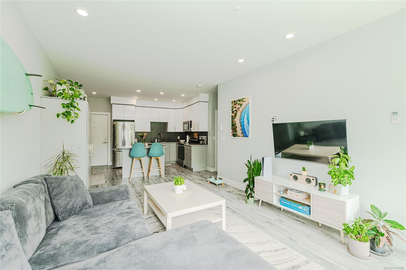 309-280 Island Hwy, View Royal, BC - Indoor Photo Showing Living Room