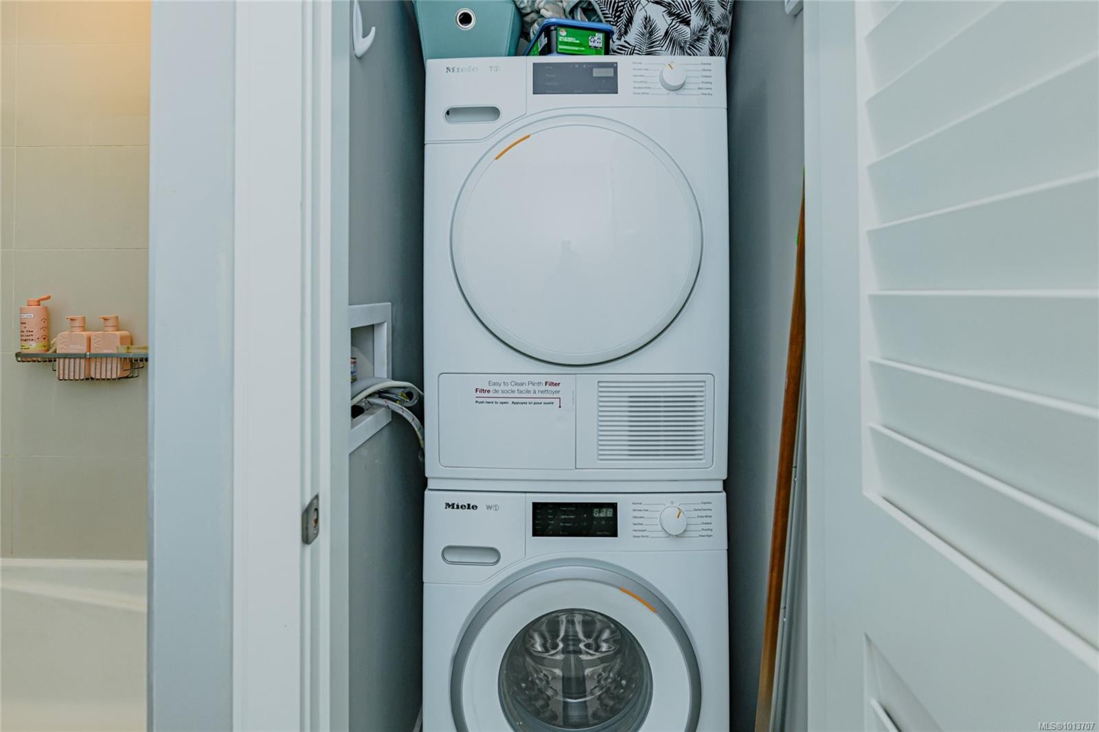 309-280 Island Hwy, View Royal, BC - Indoor Photo Showing Laundry Room