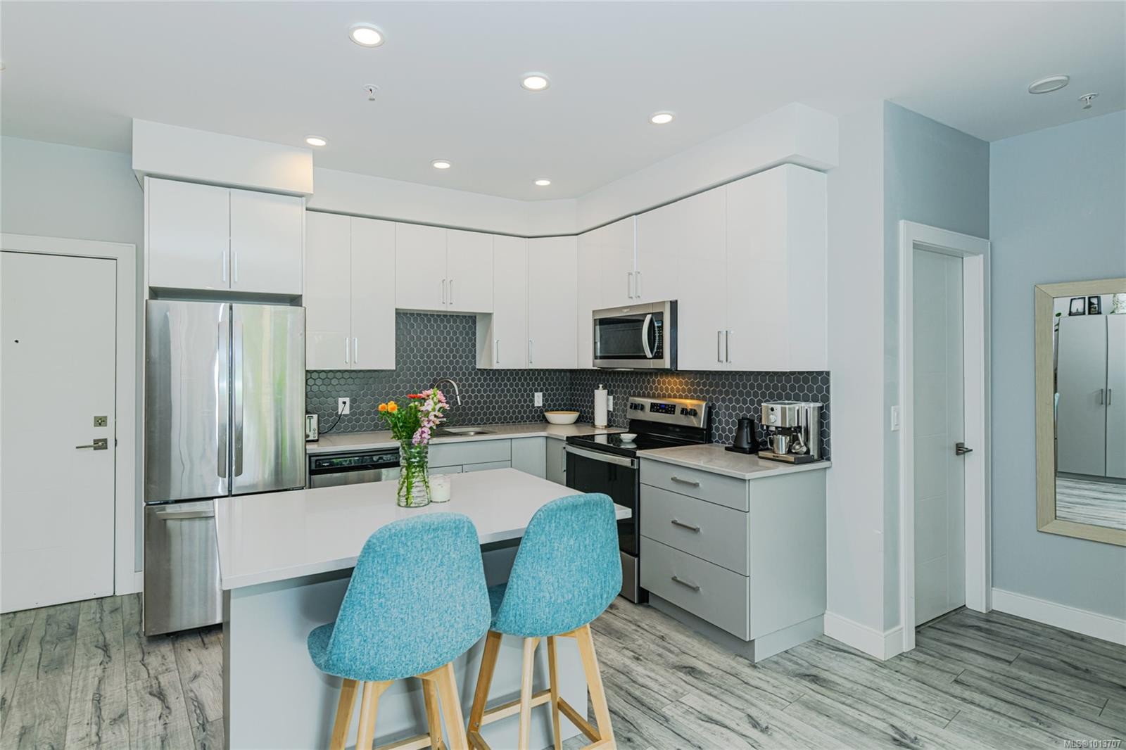 309-280 Island Hwy, View Royal, BC - Indoor Photo Showing Kitchen With Upgraded Kitchen