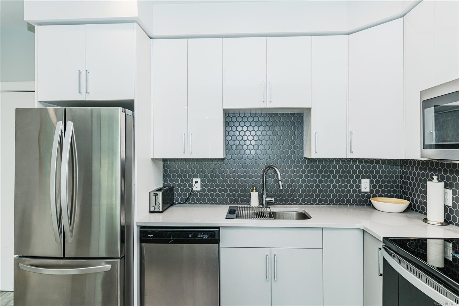 309-280 Island Hwy, View Royal, BC - Indoor Photo Showing Kitchen With Double Sink