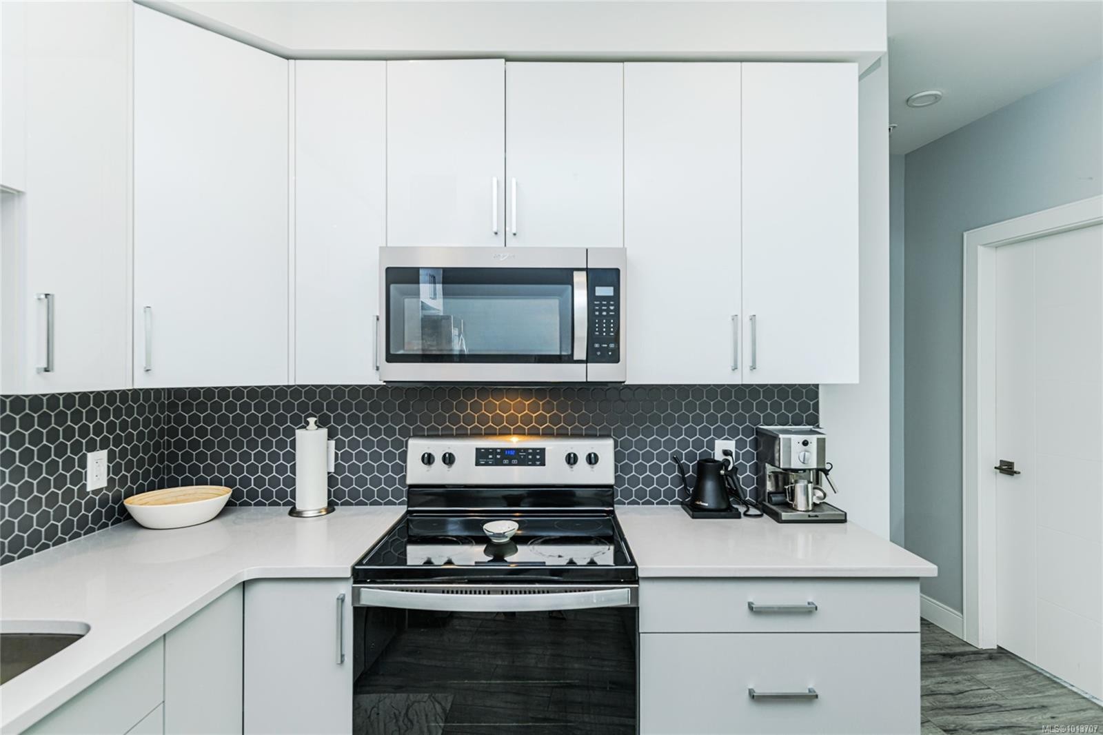 309-280 Island Hwy, View Royal, BC - Indoor Photo Showing Kitchen With Upgraded Kitchen