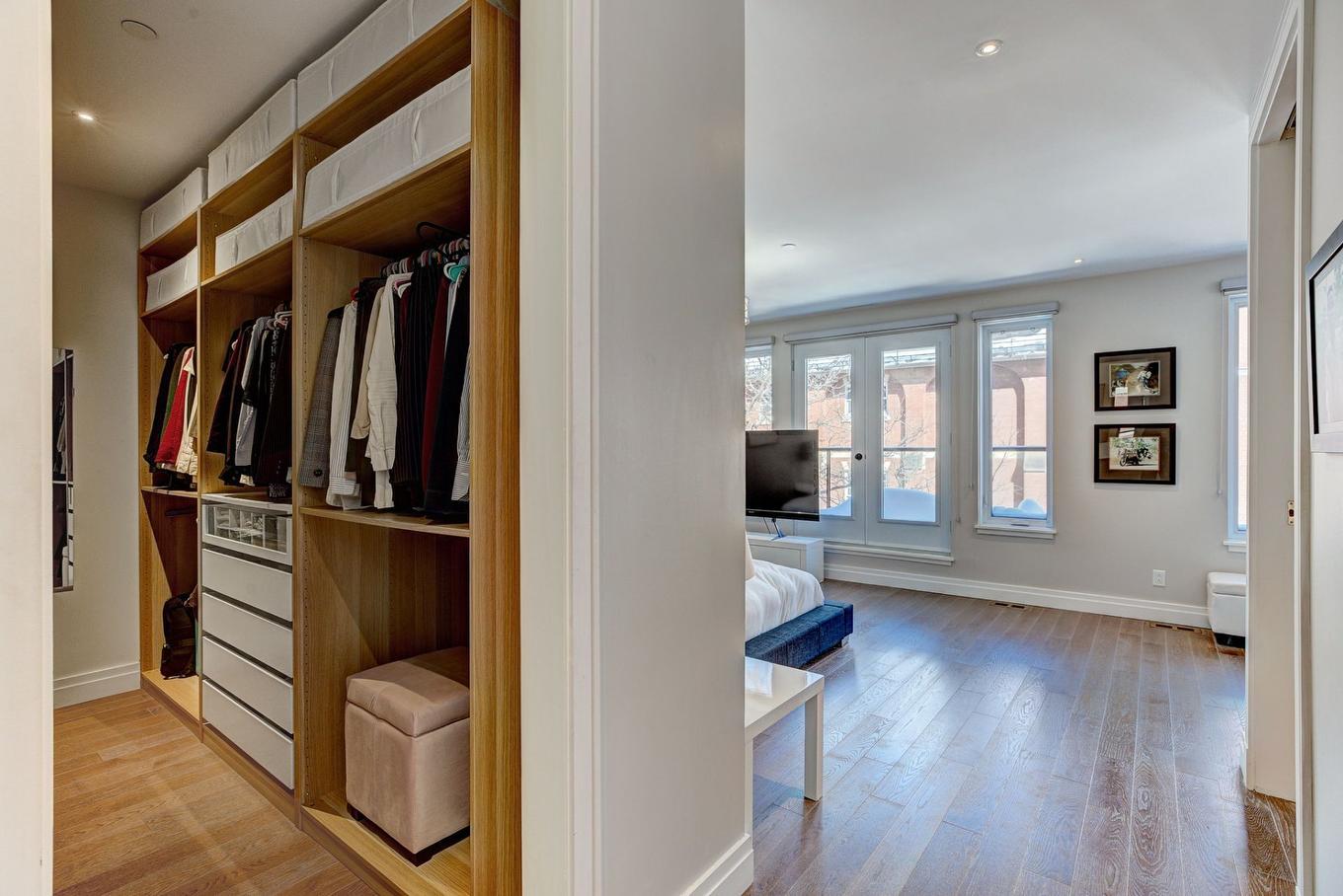 Penderie (Walk-in) - 3492Z Rue Simpson, Montréal (Ville-Marie), QC