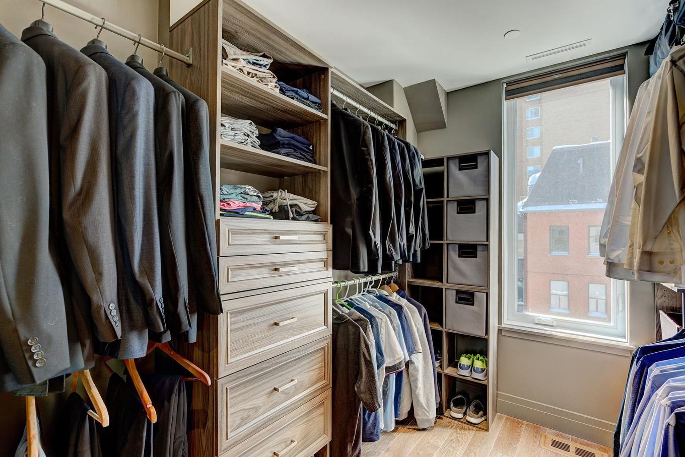 Penderie (Walk-in) - 3492Z Rue Simpson, Montréal (Ville-Marie), QC