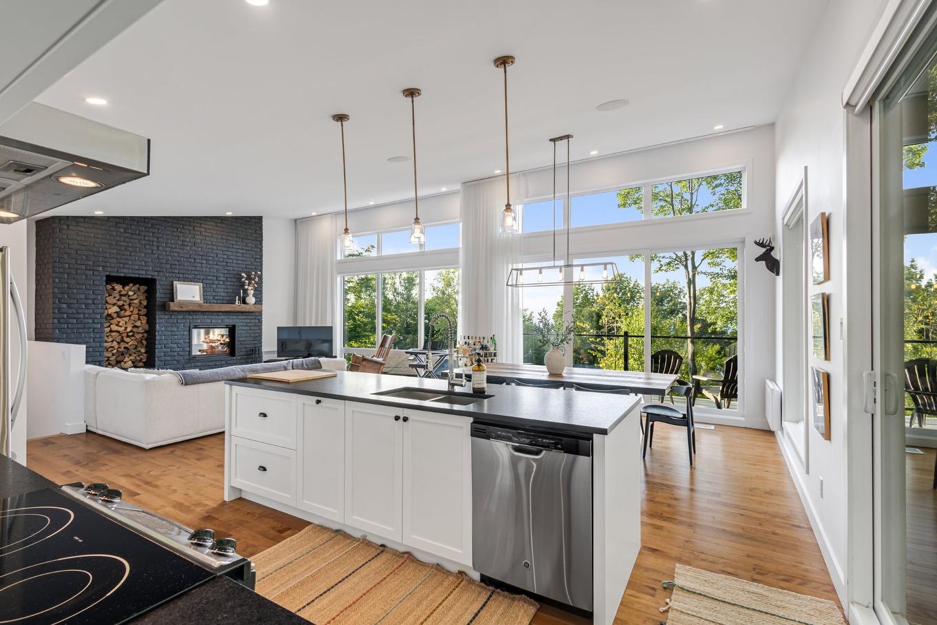 Cuisine - 124 Place De L'Edelweiss, Sutton, QC - Indoor Photo Showing Kitchen With Upgraded Kitchen