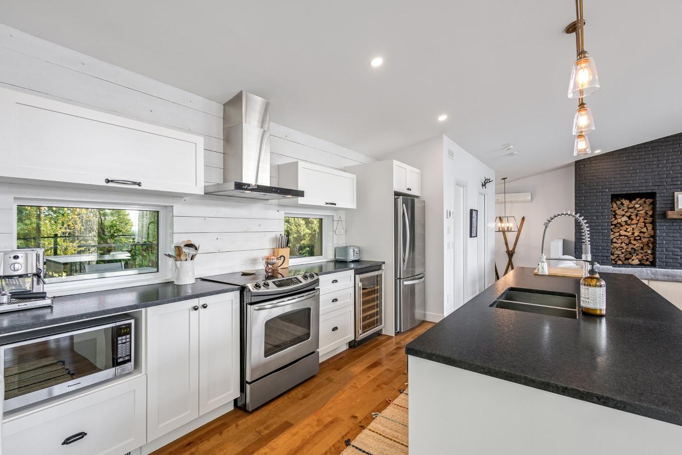 Cuisine - 124 Place De L'Edelweiss, Sutton, QC - Indoor Photo Showing Kitchen With Double Sink With Upgraded Kitchen