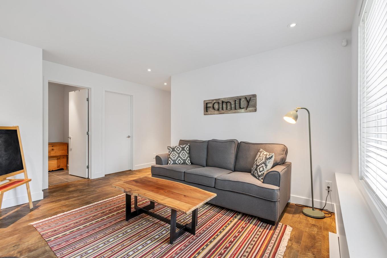 Salle familiale - 124 Place De L'Edelweiss, Sutton, QC - Indoor Photo Showing Living Room