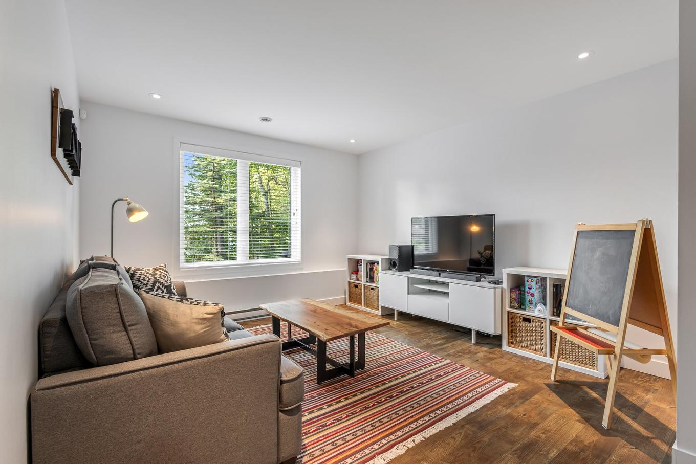 Salle familiale - 124 Place De L'Edelweiss, Sutton, QC - Indoor Photo Showing Living Room