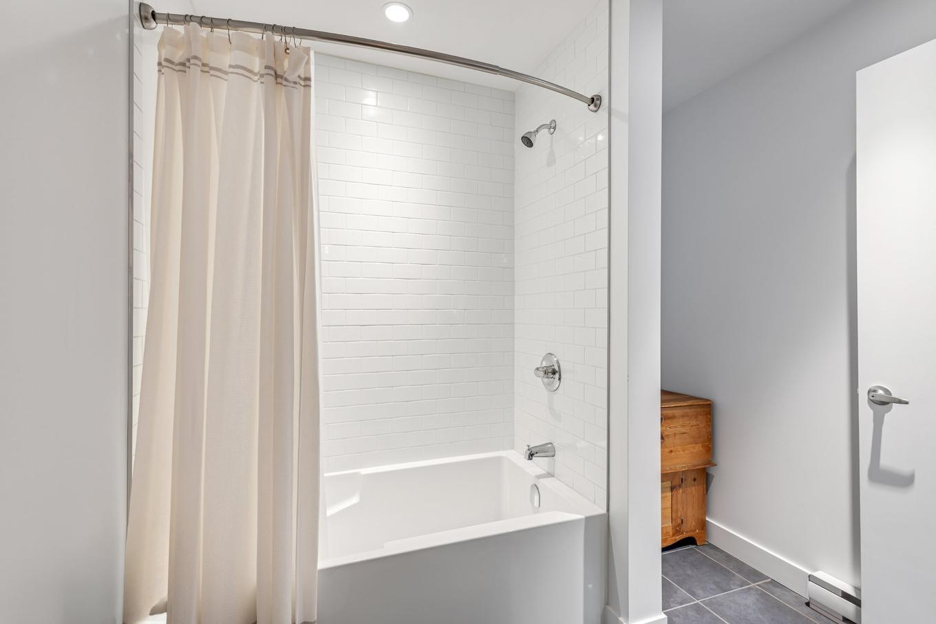 Salle de bains - 124 Place De L'Edelweiss, Sutton, QC - Indoor Photo Showing Bathroom