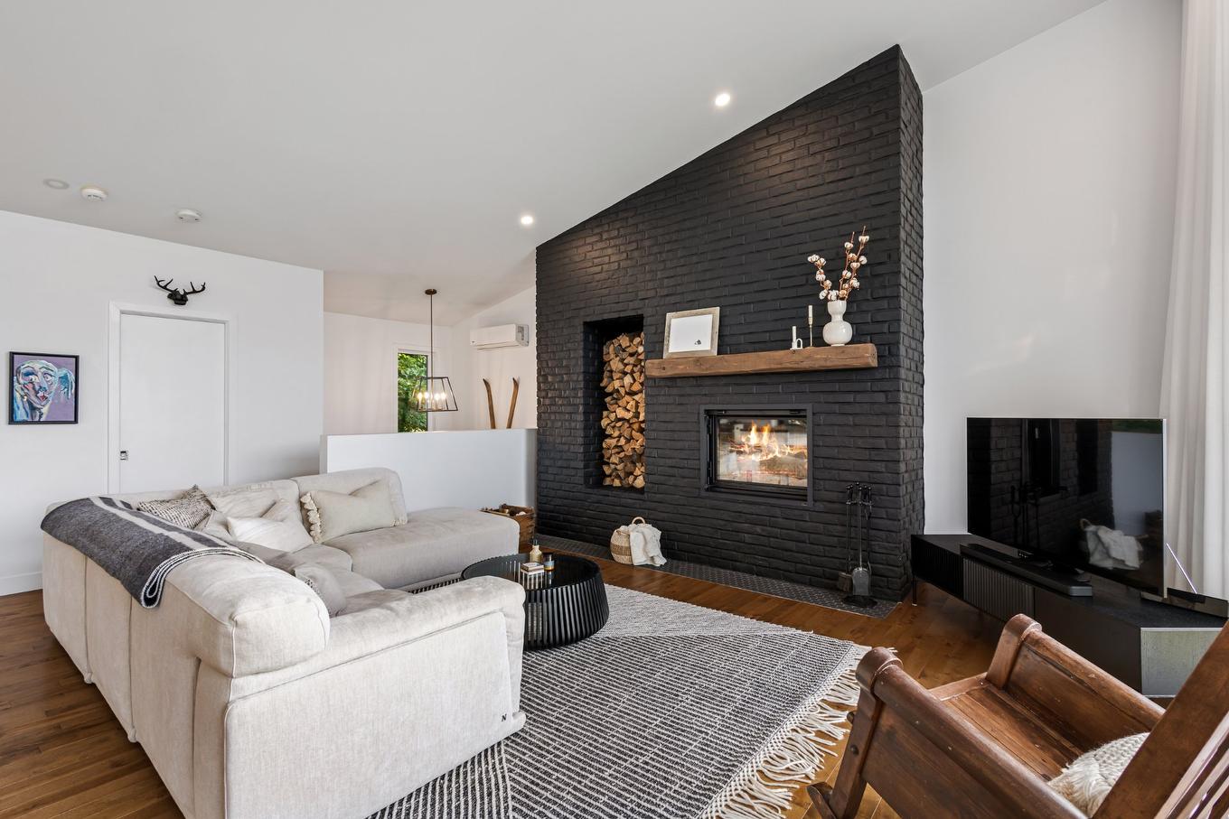 Salon - 124 Place De L'Edelweiss, Sutton, QC - Indoor Photo Showing Living Room With Fireplace