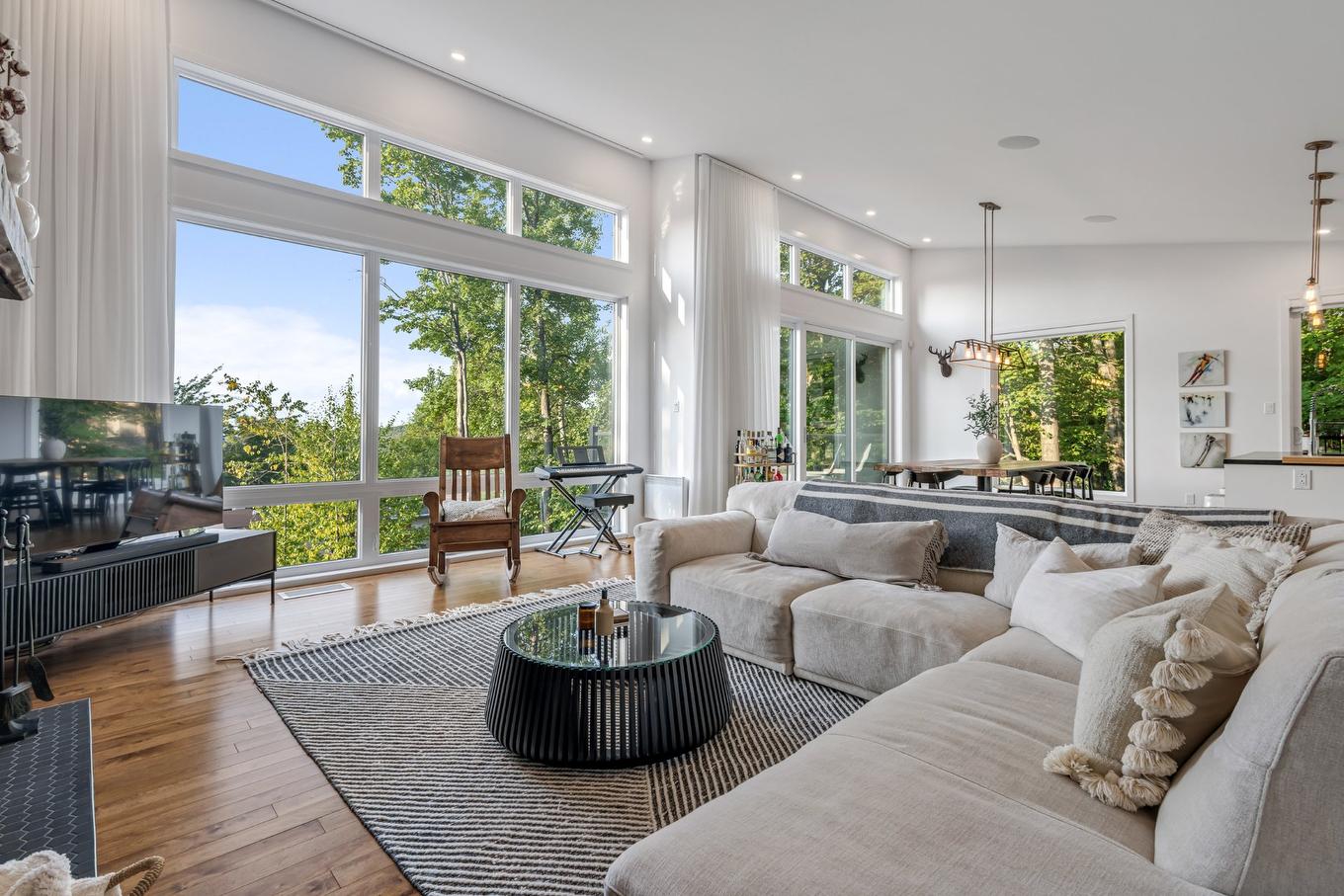 Salon - 124 Place De L'Edelweiss, Sutton, QC - Indoor Photo Showing Living Room