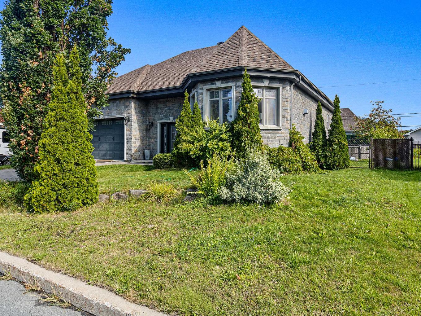 Frontage - 3262 Rue De La Brisardière, Longueuil (Saint-Hubert), QC - Outdoor