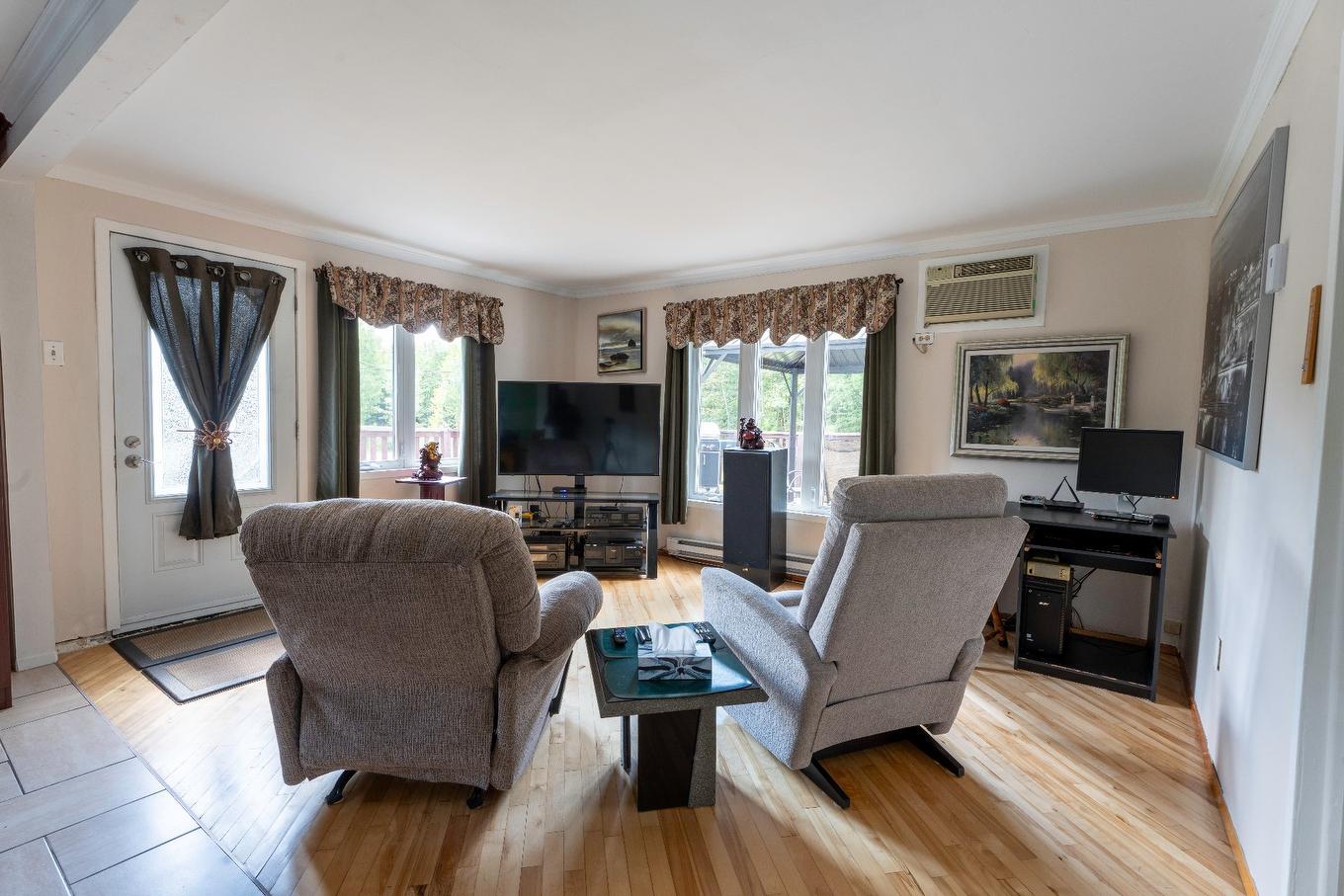Living room - 1011 Route Caya, Wickham, QC - Indoor Photo Showing Living Room