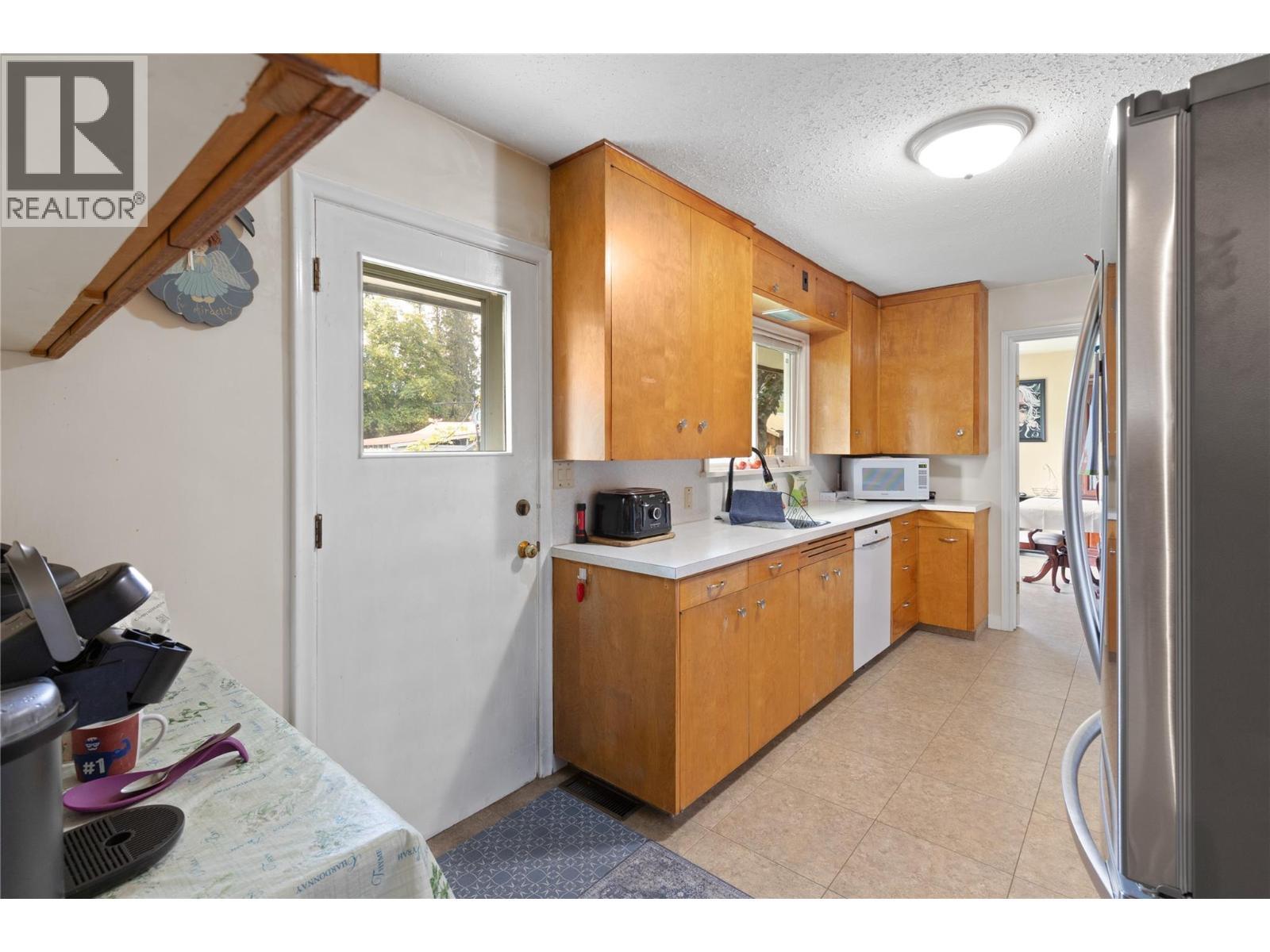 1230 Shuswap Avenue, Sicamous, BC - Indoor Photo Showing Kitchen