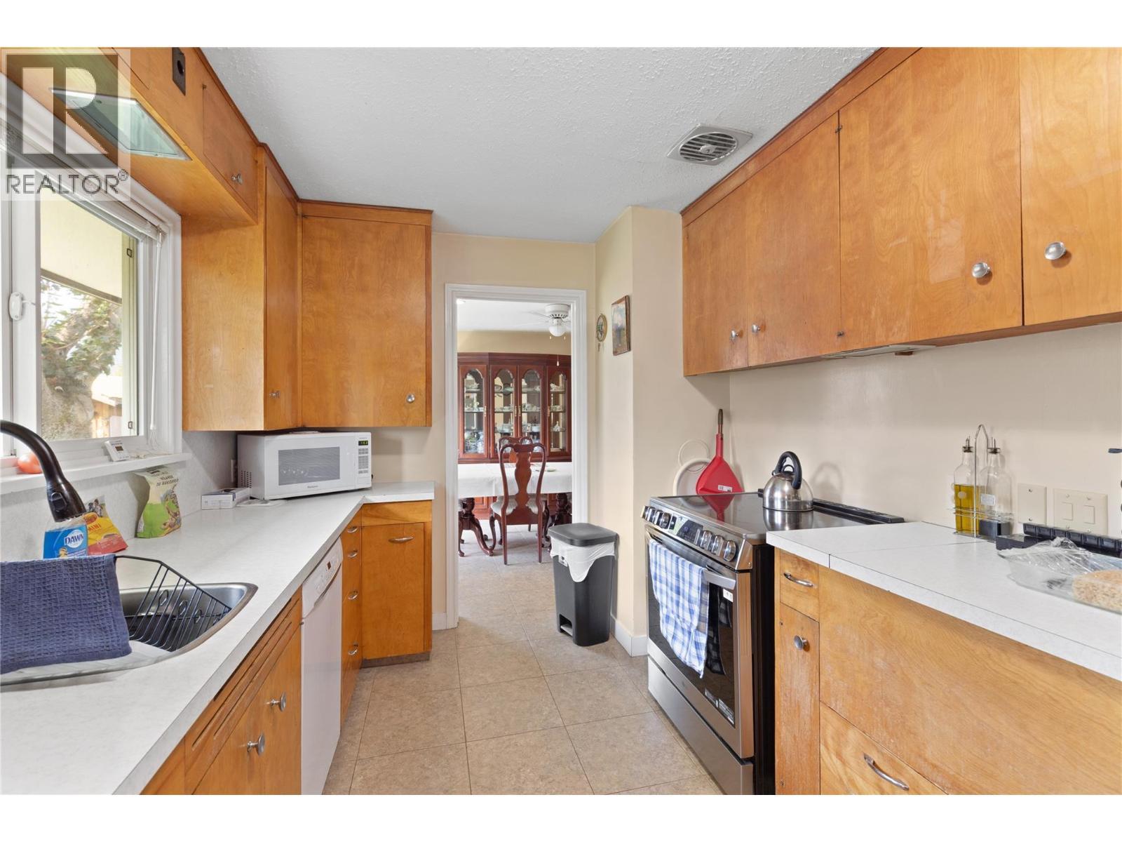 1230 Shuswap Avenue, Sicamous, BC - Indoor Photo Showing Kitchen