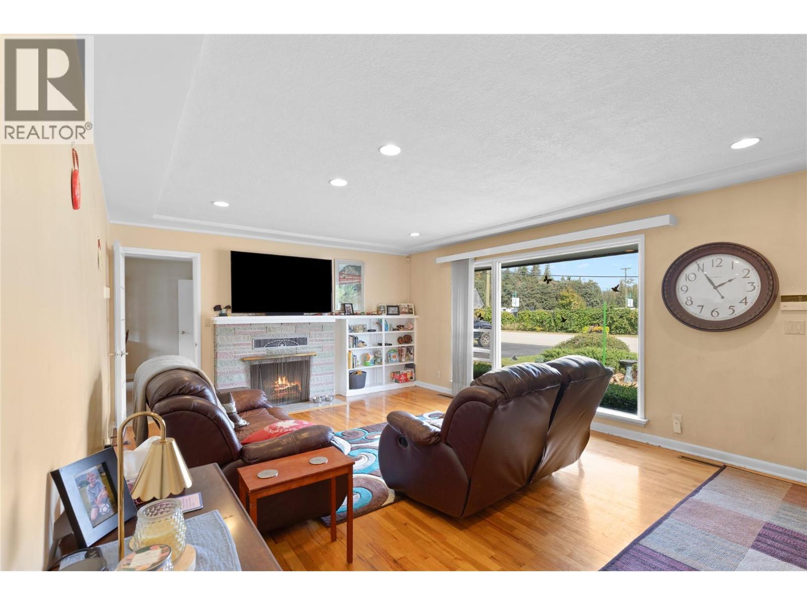 1230 Shuswap Avenue, Sicamous, BC - Indoor Photo Showing Living Room With Fireplace