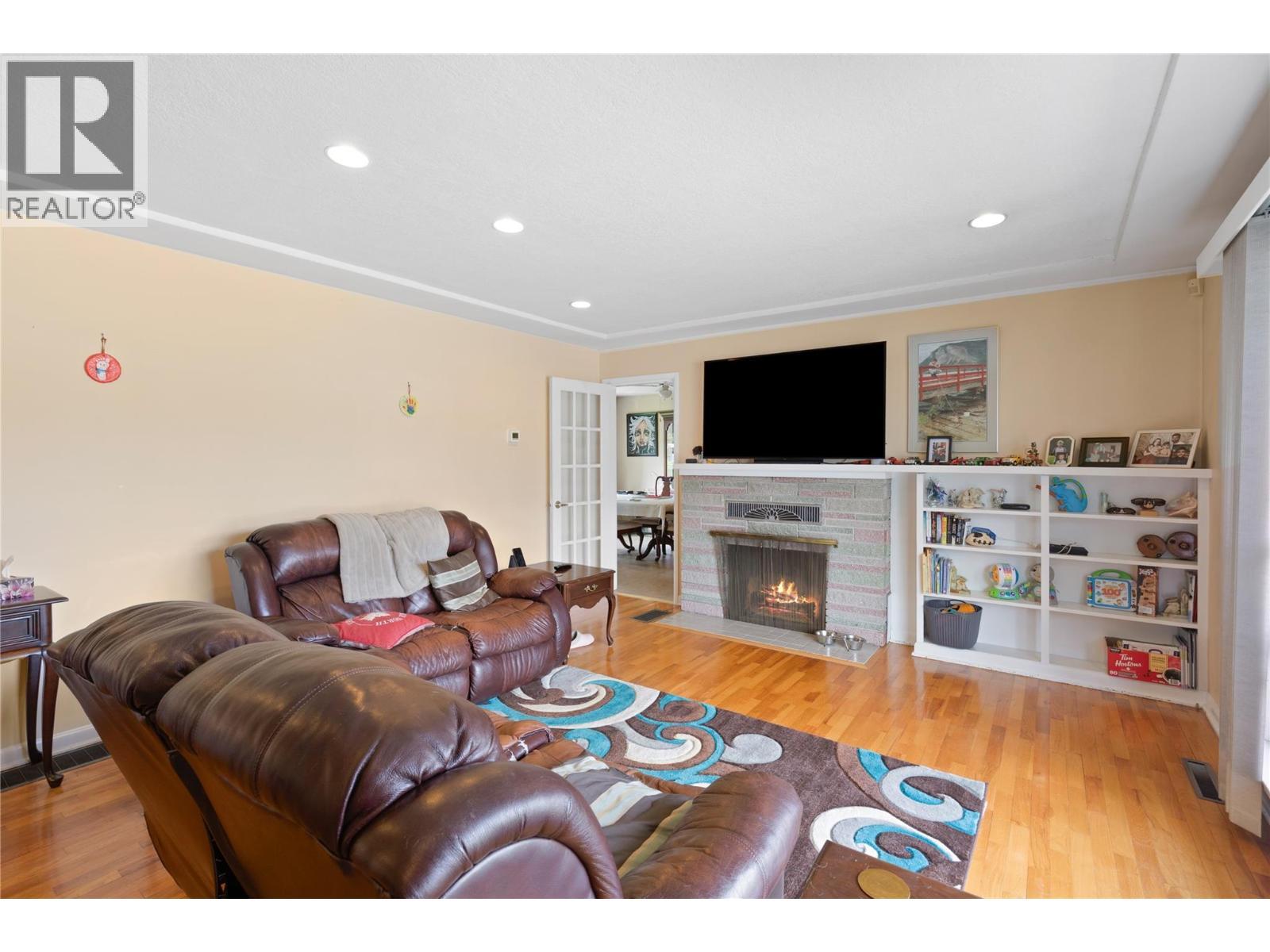1230 Shuswap Avenue, Sicamous, BC - Indoor Photo Showing Living Room With Fireplace