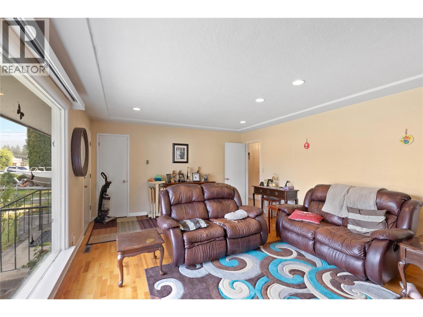 1230 Shuswap Avenue, Sicamous, BC - Indoor Photo Showing Living Room