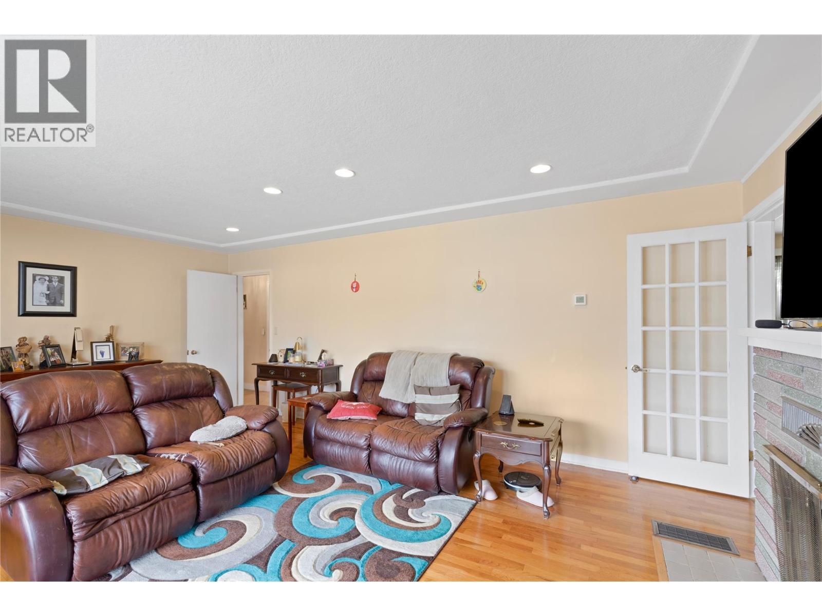 1230 Shuswap Avenue, Sicamous, BC - Indoor Photo Showing Living Room With Fireplace