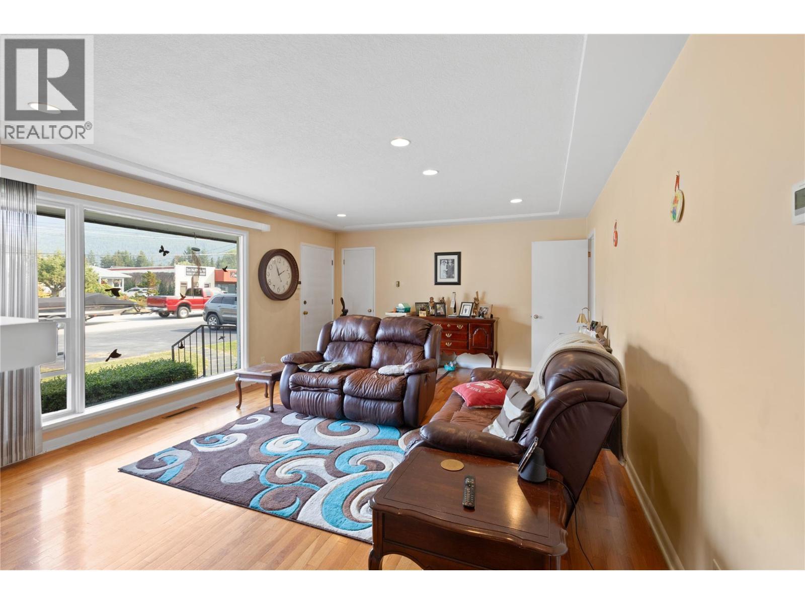 1230 Shuswap Avenue, Sicamous, BC - Indoor Photo Showing Living Room