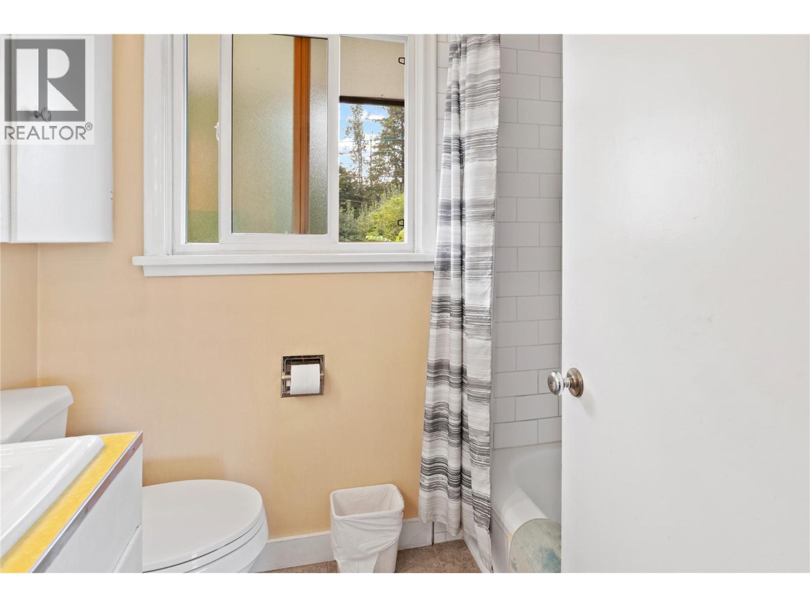 1230 Shuswap Avenue, Sicamous, BC - Indoor Photo Showing Bathroom